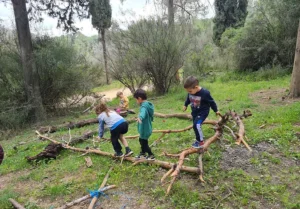 ילדים משחקים ביער